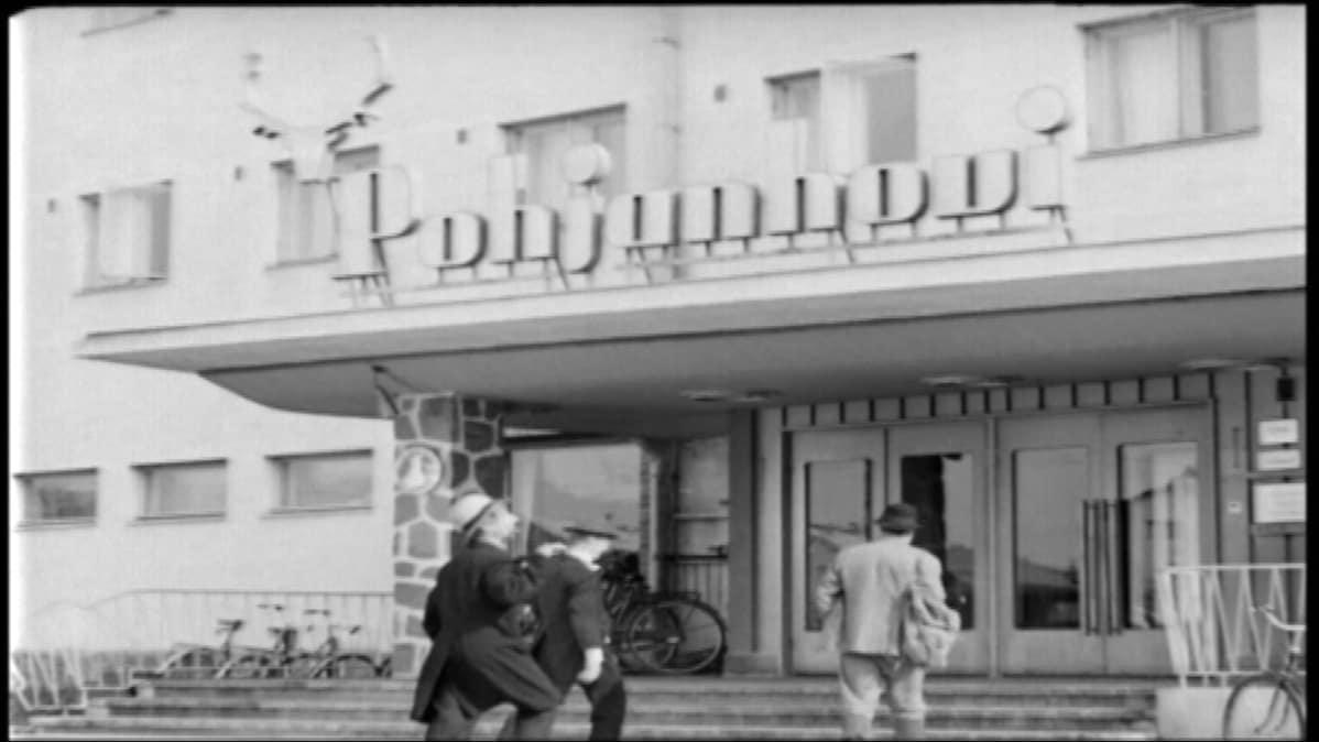 Kuva Rovaniemen markkinoilla -elokuvasta. Esa Pakarinen, Reino Helismaa ja Jorma Ikävalko ovat menossa Pohjanhoviin.