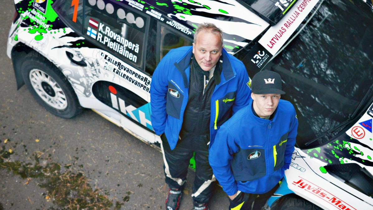 Risto Pietiläinen (vas.) kartturoi aikoinaan Kallen isän Harrin kanssa rallin MM-sarjassa.