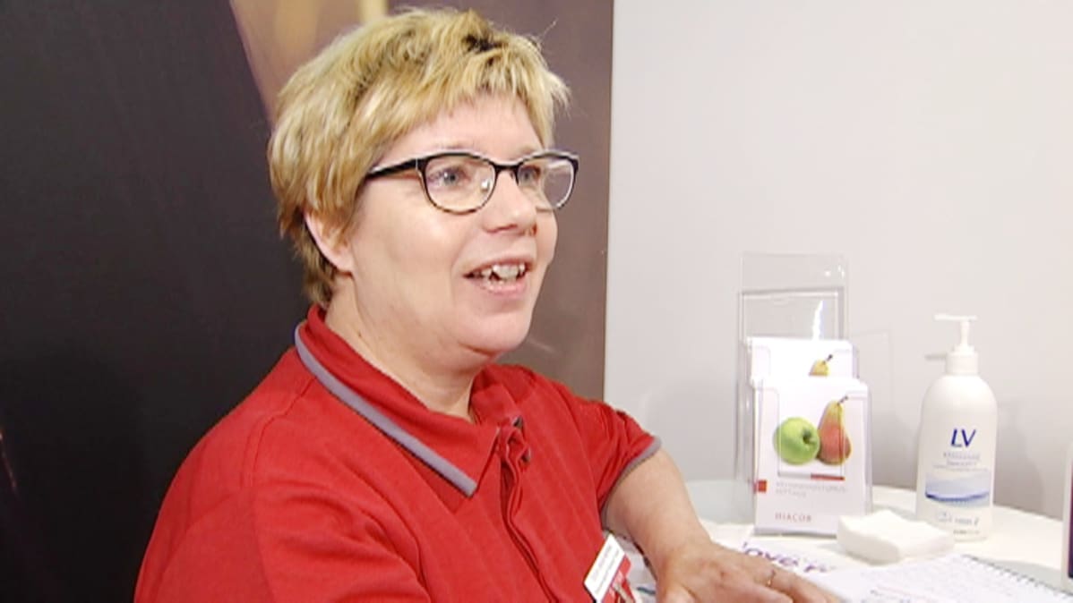 Työfysioterapeutti Tuija Laukkarinen tulkitsee kehonkoostumusmittauksen tulokset.