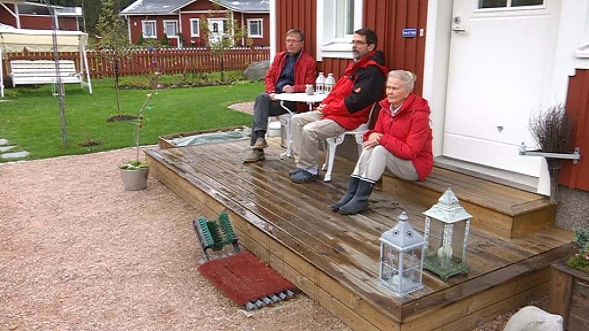 Leif, Veijo ja Eeva Honkasten talon edustalla.