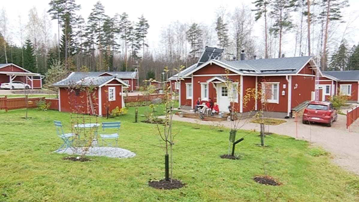 Karjalohjan mummonmökkikylä.