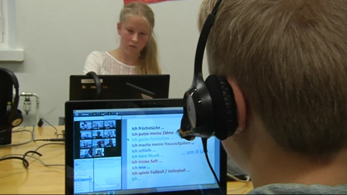 Oppilaat opiskelevat saksaa.