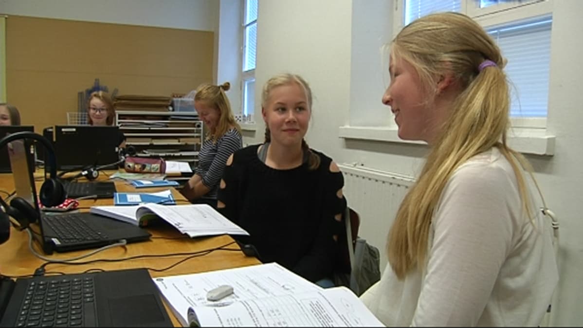 Oppilaat opiskelevat saksaa.