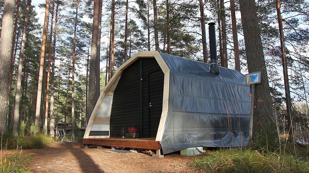 Luksusteltan ovellinen etuseinä on kuusipuuta. Telttakangas ei ole vielä lopullinen.