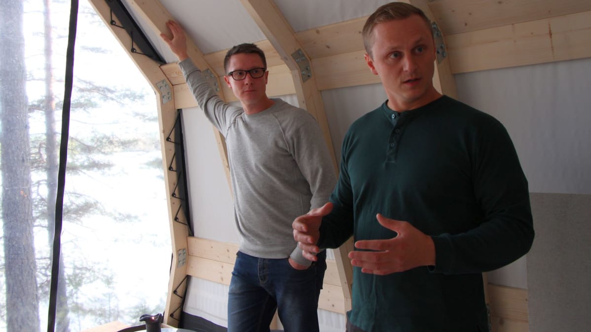 Janne Tyynismaa (vas.) ja Markus Ahonen saivat idean telttaansa Sveitsin Alpeilla.
