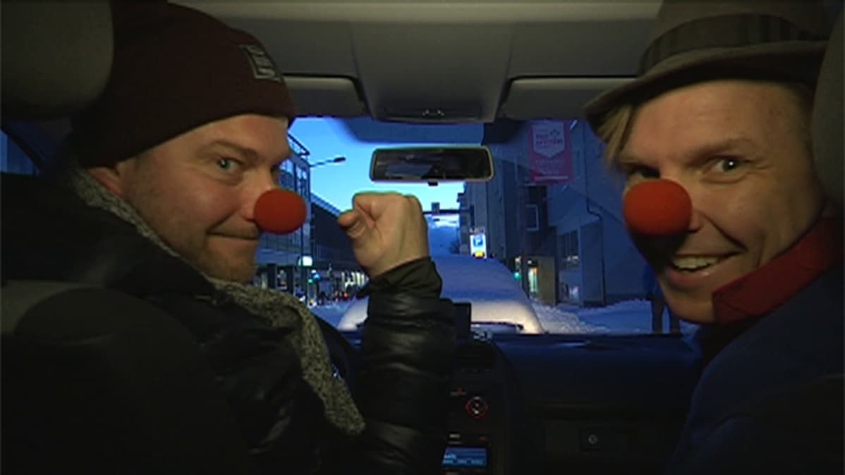 Miehet punaiset nenät päässä.