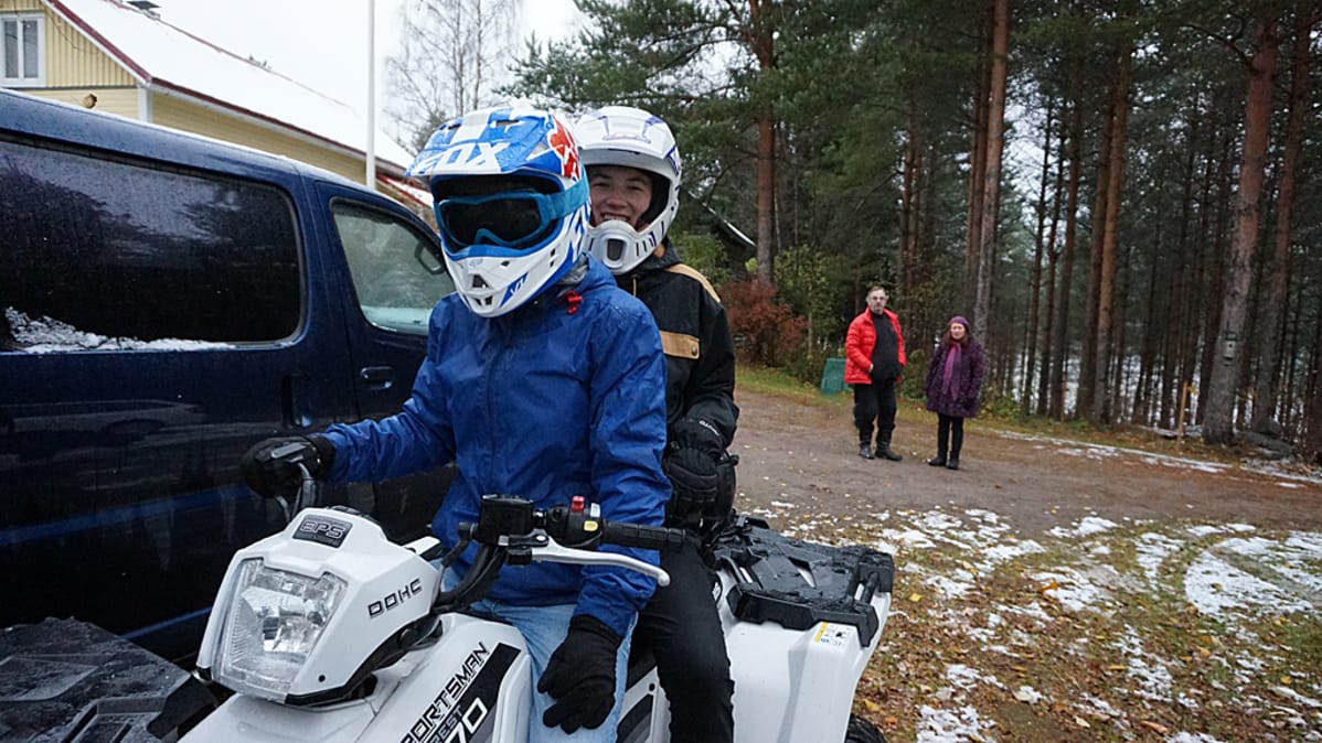 pojat mönkkärillä