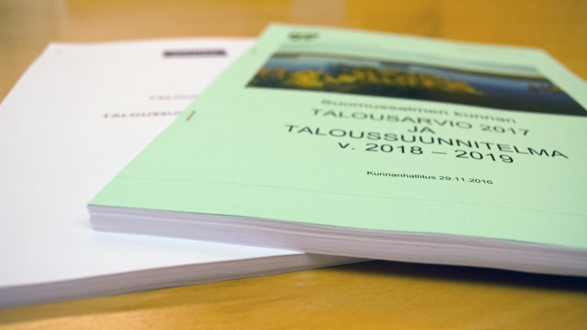 Suomussalmen ja Kuhmon talousarviot paperisena.