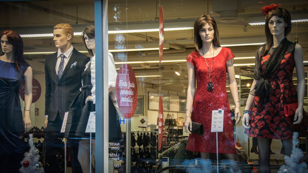 Kuvassa on mallinukkeja näyteikkunassa