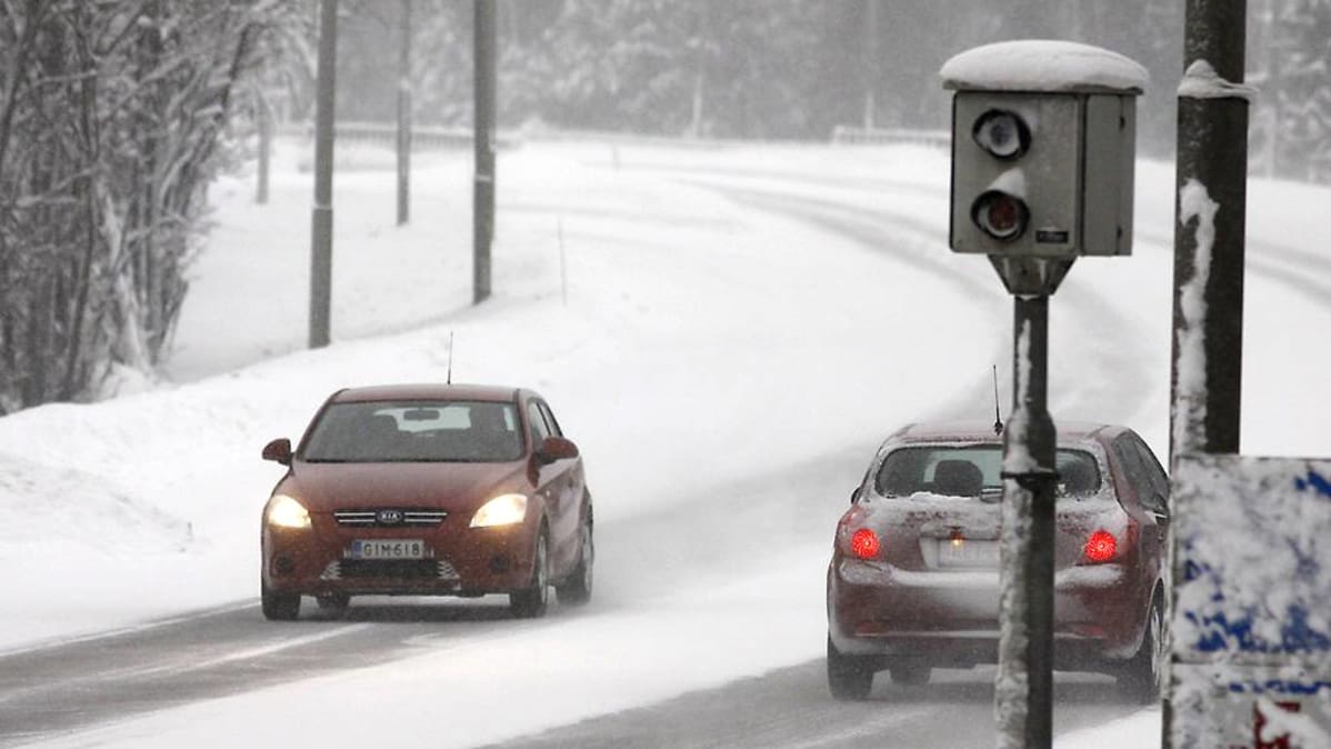 autoja tiellä talvella ja peltipoliisi