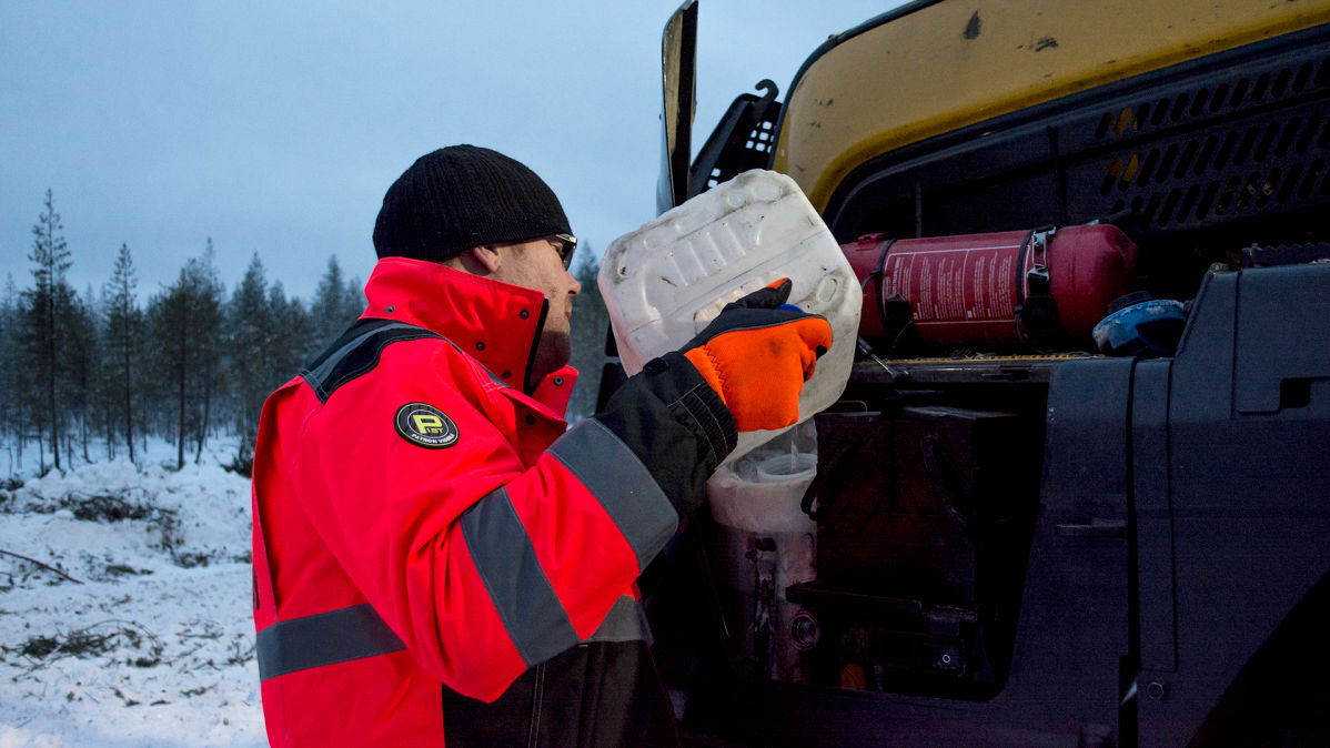 Metsäkoneenkuljettaja Iiro Pikkarainen.