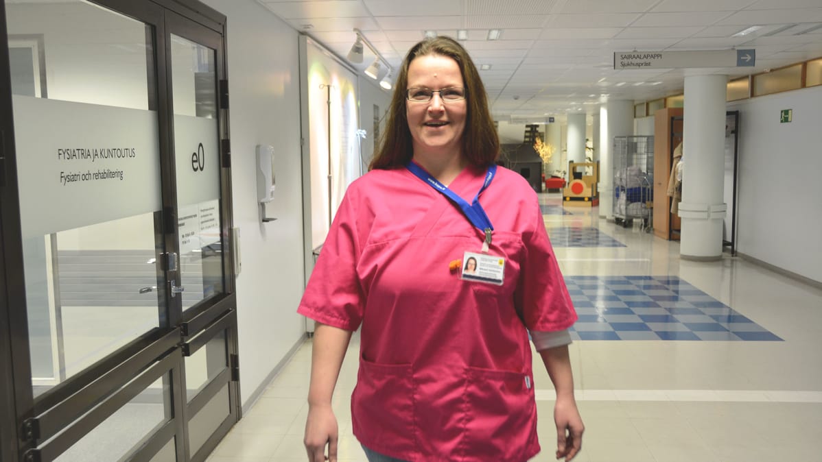 Alaveteliläinen Mikaela Dahlbacka valmistui 2015 lähihoitajaksi aikuisopiskellijoita kouluttavasta Yrkesakademin i Österbotten:sta.