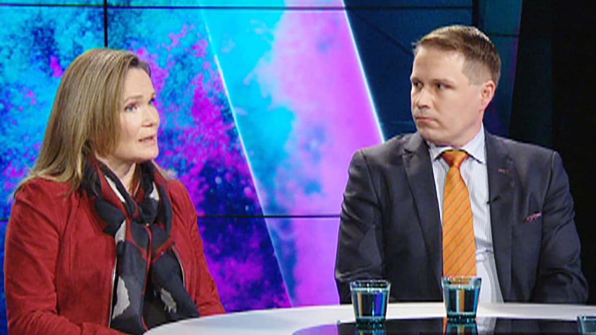 Sosiaalityön ja perhetutkimuksen dosentti Mirjam Kalland (vas.) ja hovioikeudenneuvos Timo Ojala.