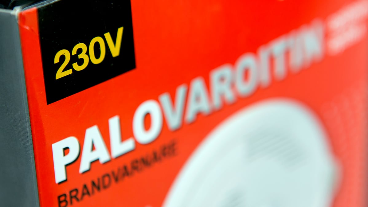 Sähköverkkoon kytkettävä palovaroitin kaupan hyllyssä.