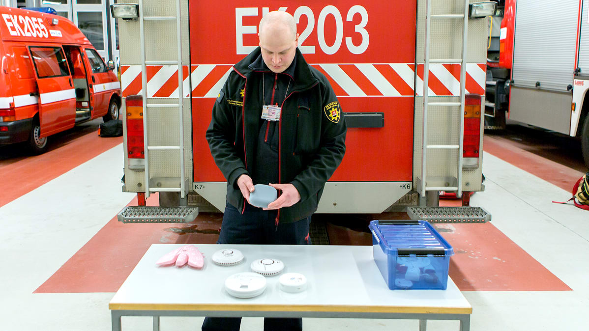 Palotarkastusinsinööri Tuomas Pylkkänen esittelee palovaroittimia