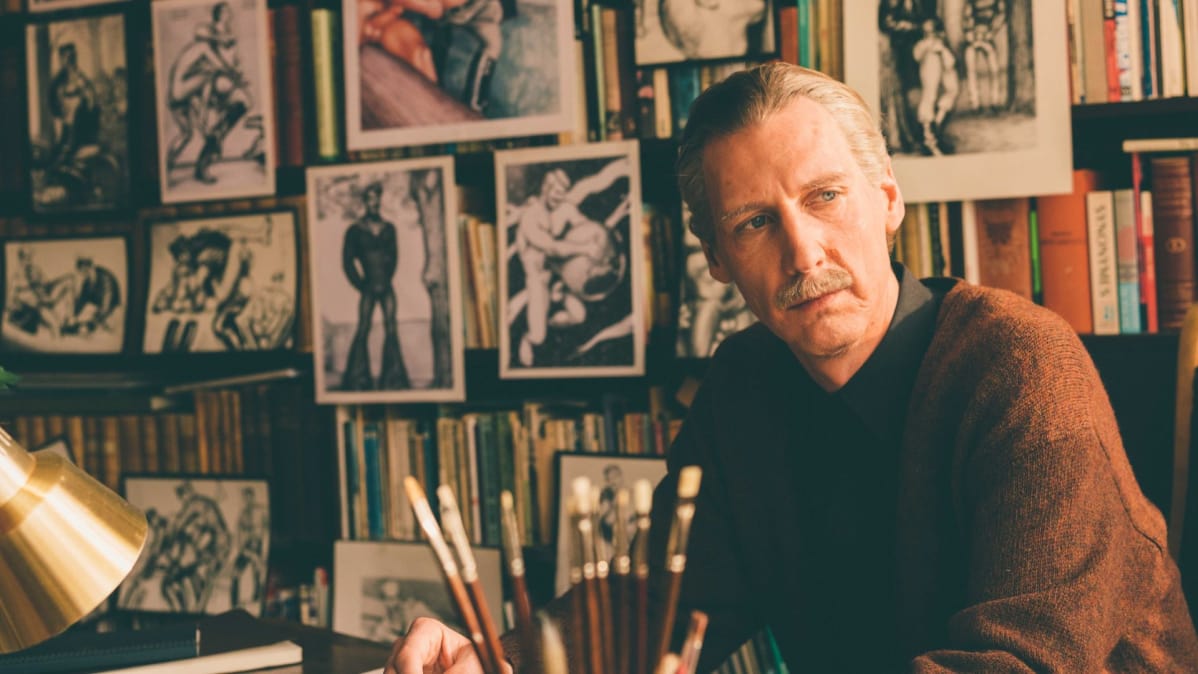 Pekka Strang esittää Touko Laaksosta Tom Of Finland -elokuvassa.