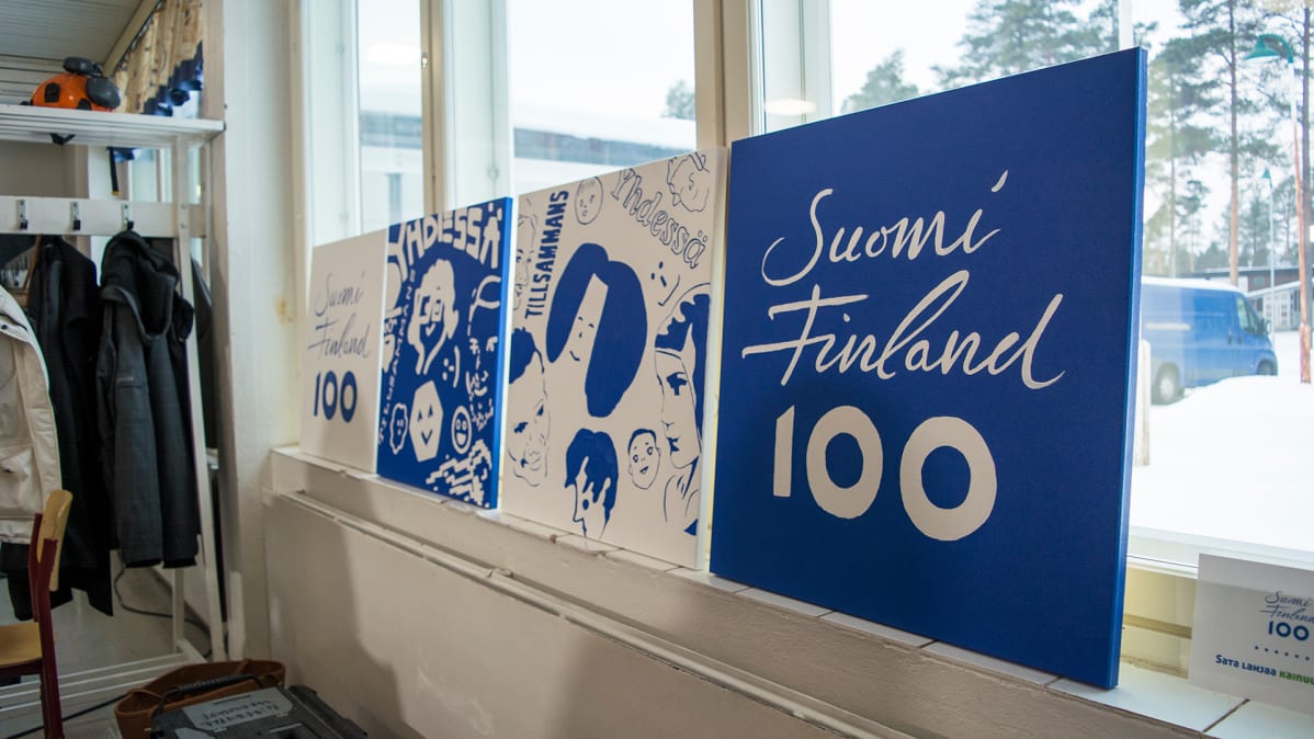 Suomi 100 - juhlavuoden tauluja ikkunalaudalla.