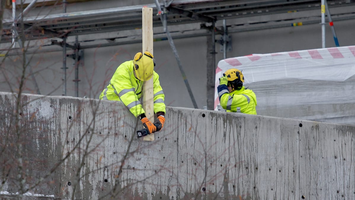 Miehiä rakennustyömaalla