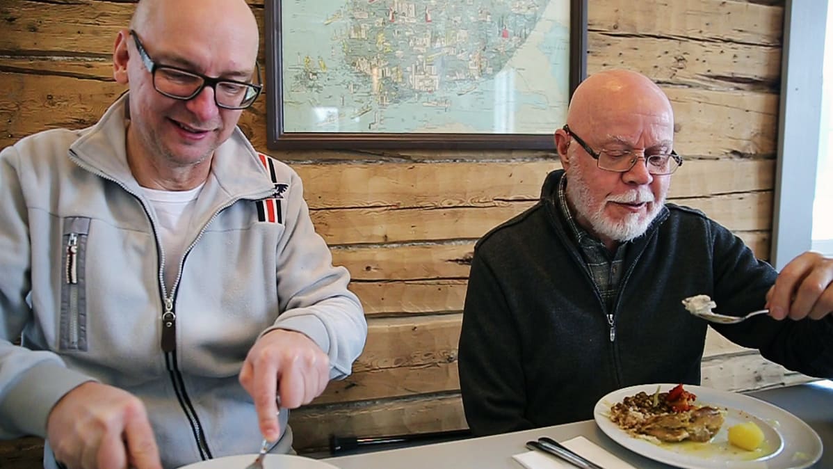 Jari Peltola ja Antero Pääjärvi istuvat pöydän ääressä ja syövät lounasta.