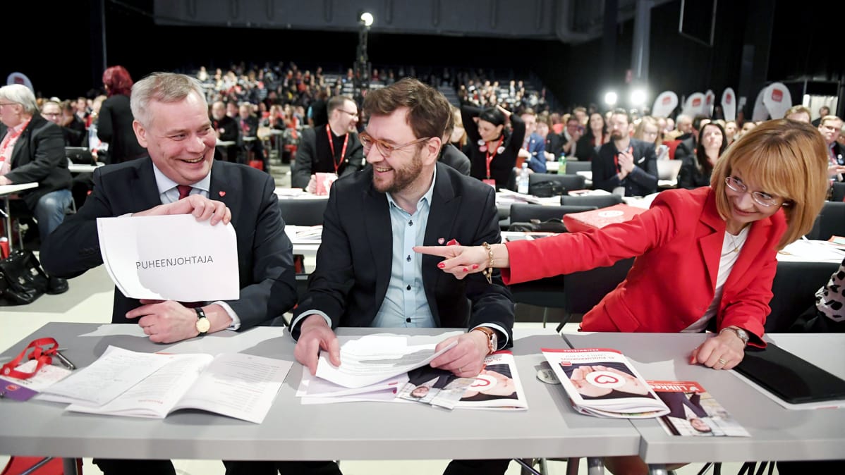 Antti Rinne, Timo Harakka ja Tytti Tuppurainen puoluekokouksessa Lahdessa.