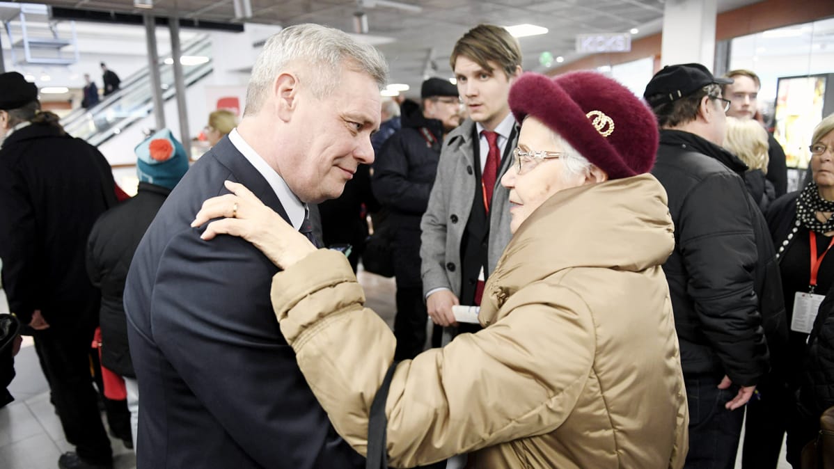 Antti Rinne tapaa kannattajiaan kauppakeskus Triossa Lahdessa.
