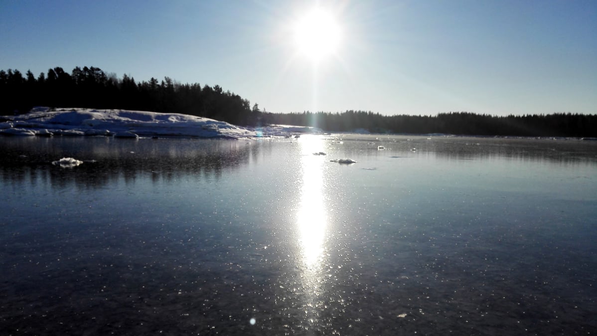 Kuva merenjäältä Poronluodon edustalta Kokkolasta, missä olosuhteet retkiluistelulle ovat otolliset.
