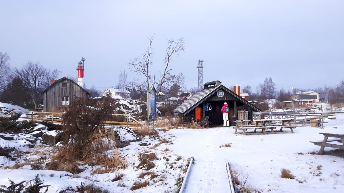 Kuva Tankarin majakkasaaren laavulta, missä retkiluistelijat paistavat makkaraa.