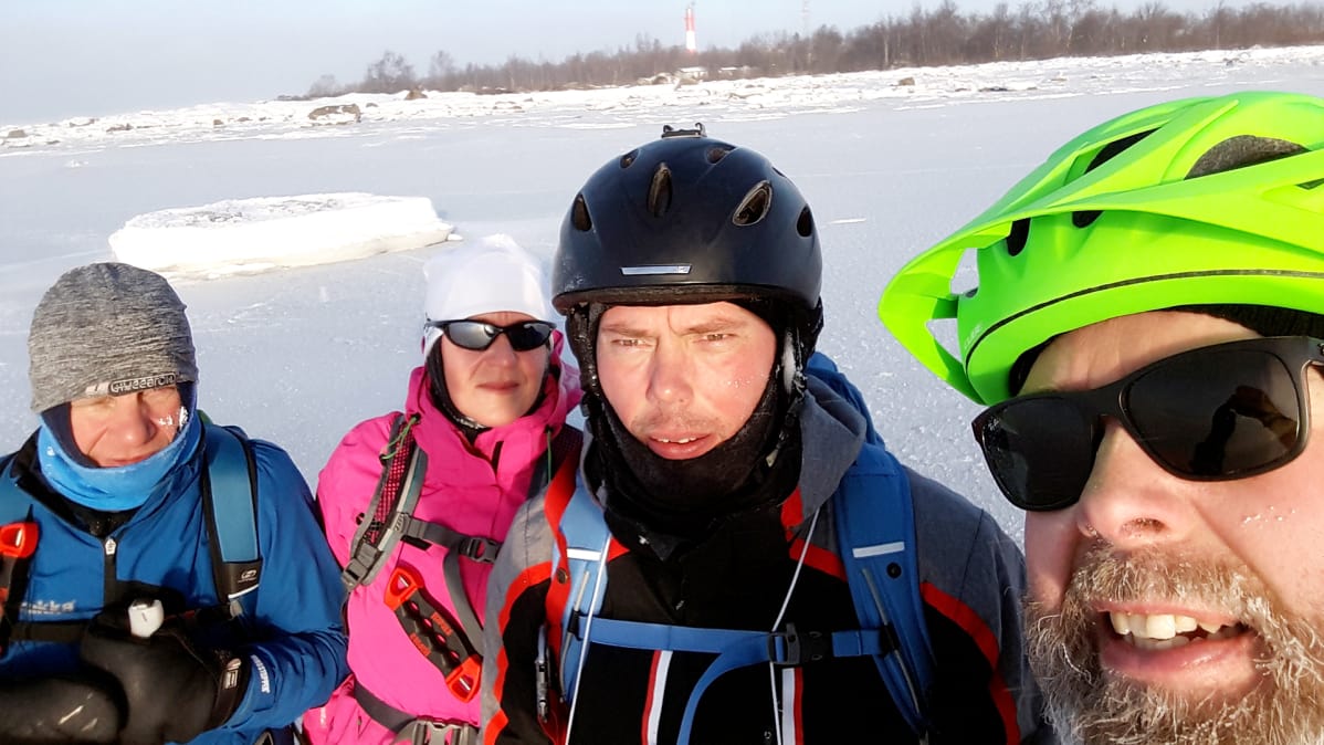 Kuvassa neljä retkiluistelijaa Tankarin majakkasaaren edustalla.