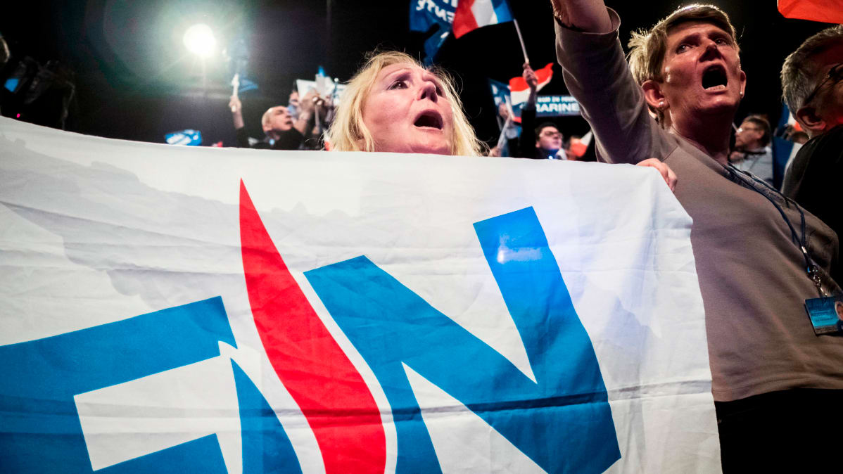 Marine Le Penin kannattajat presidentinvaalien kampanjatilaisuudessa Ranskan Lyonissa.