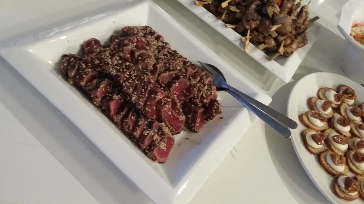 Tyttöjen illan menyyseen kuuluu muun muassa härkätatakia, grillikananpoikaa sekä vuohenjuustomoussea ja viikunaa.