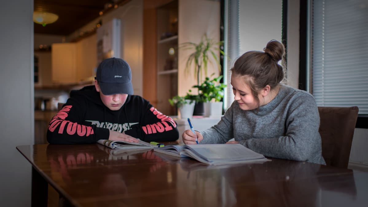 Saaron ja Aadam Peltoniemi opiskelevat kotona itsenäisesti koulusta saamiensa homeoireiden vuoksi.