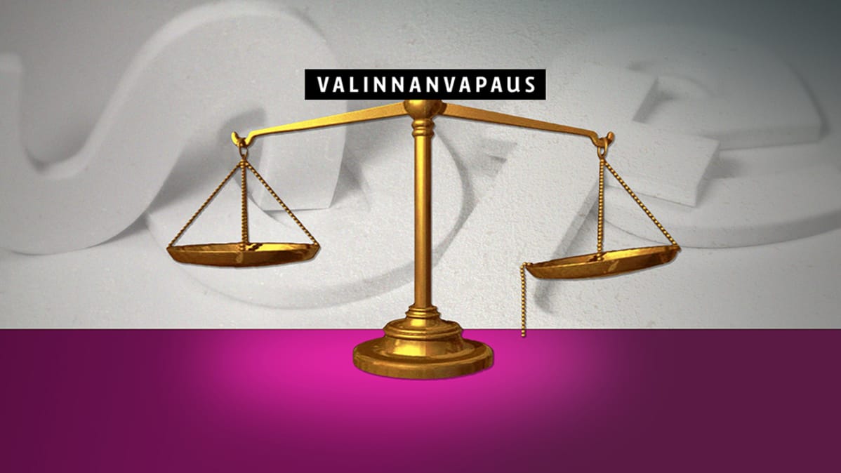 Vaaka, jonka taustalla näkyy himmeästi sana "sote". Edessä on kullanvärinen vaaka, jonka yläpuolella on teksti "valinnanvapaus".