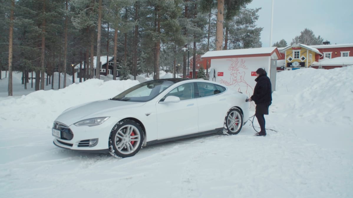 Päivikki Palosaaren oman Teslan lisäksi Hullu Poro Oy:ssä on kymmenen muutakin sähköautoa.