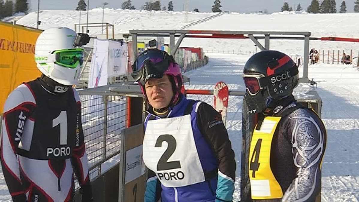 Kilpaporoajajat Janne Alatalo, Seija Matero ja Marko Tervaniemi odottavat lähtöä