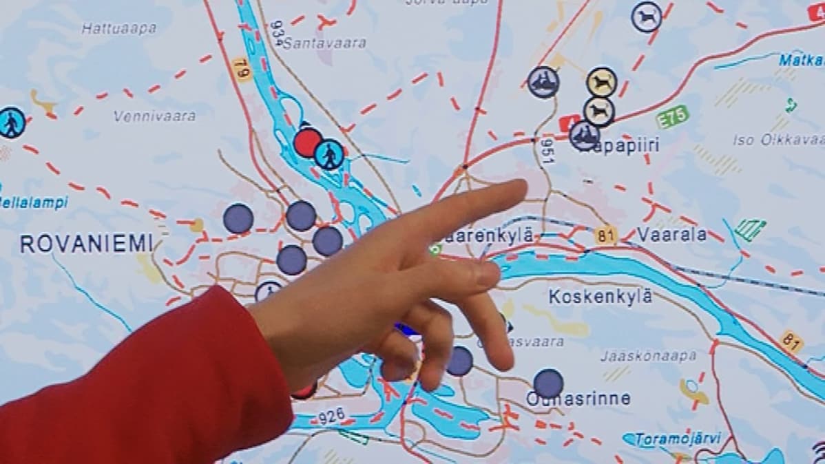 Mapitaren karttasovelluksen kuvakkeet kertovat, missä safariyritysten koiravaljakot ja moottorikelkkailuryhmät ovat menossa.