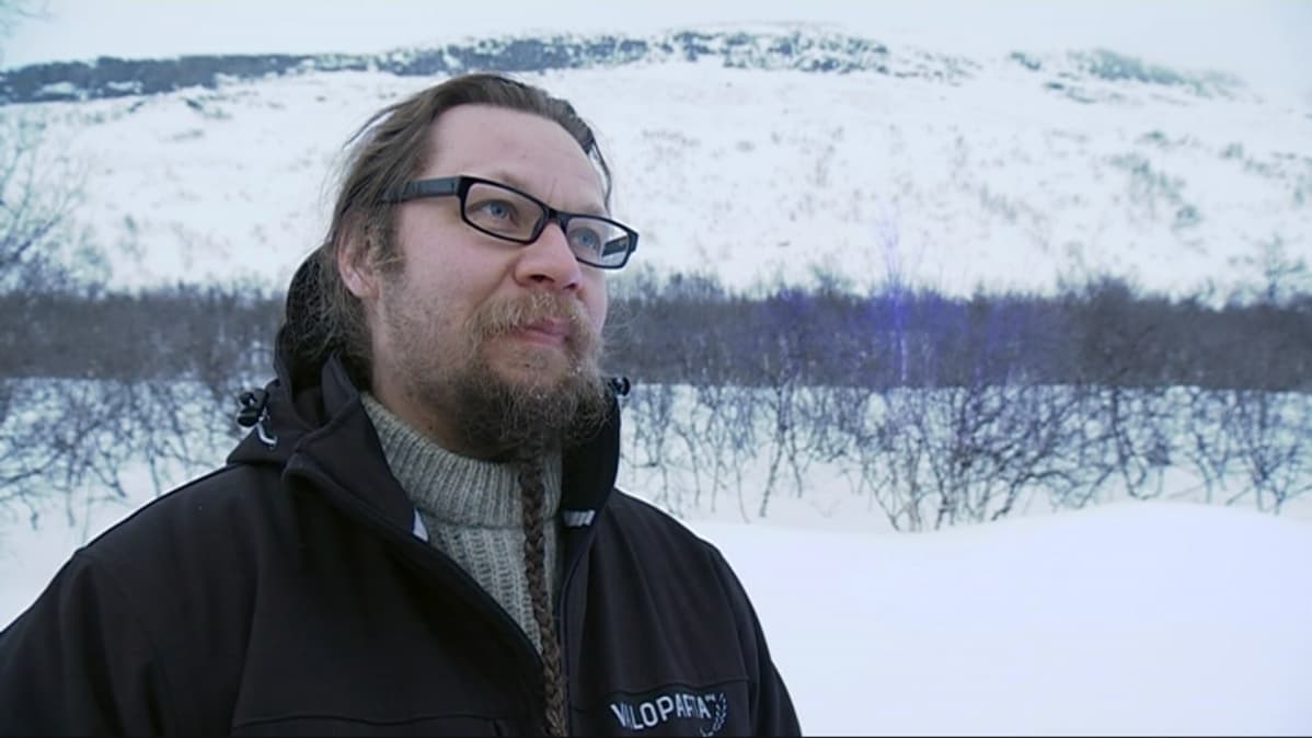 Kari Kola, valotaiteilija.