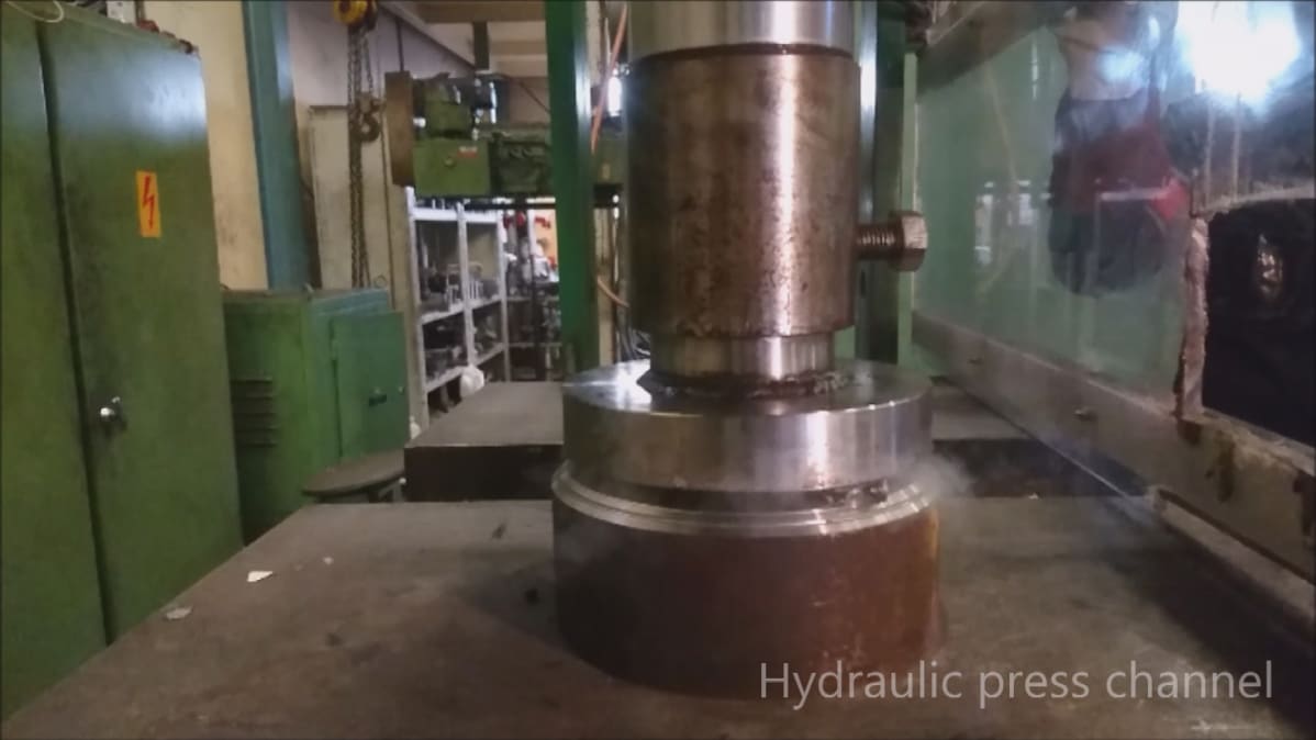 Kuuluisan hydraulipuristimen voima vastaa sadan henkilöauton painoa.