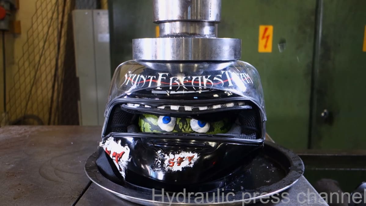 Jännitys tiivistyy. Miten käy kypärän ja melonin?