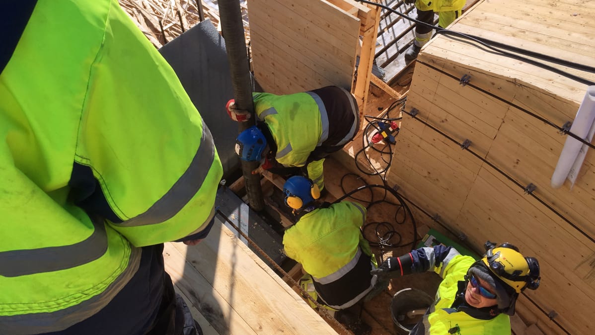 Valutyö Laitaatsalmen sillalla Savonlinnassa.