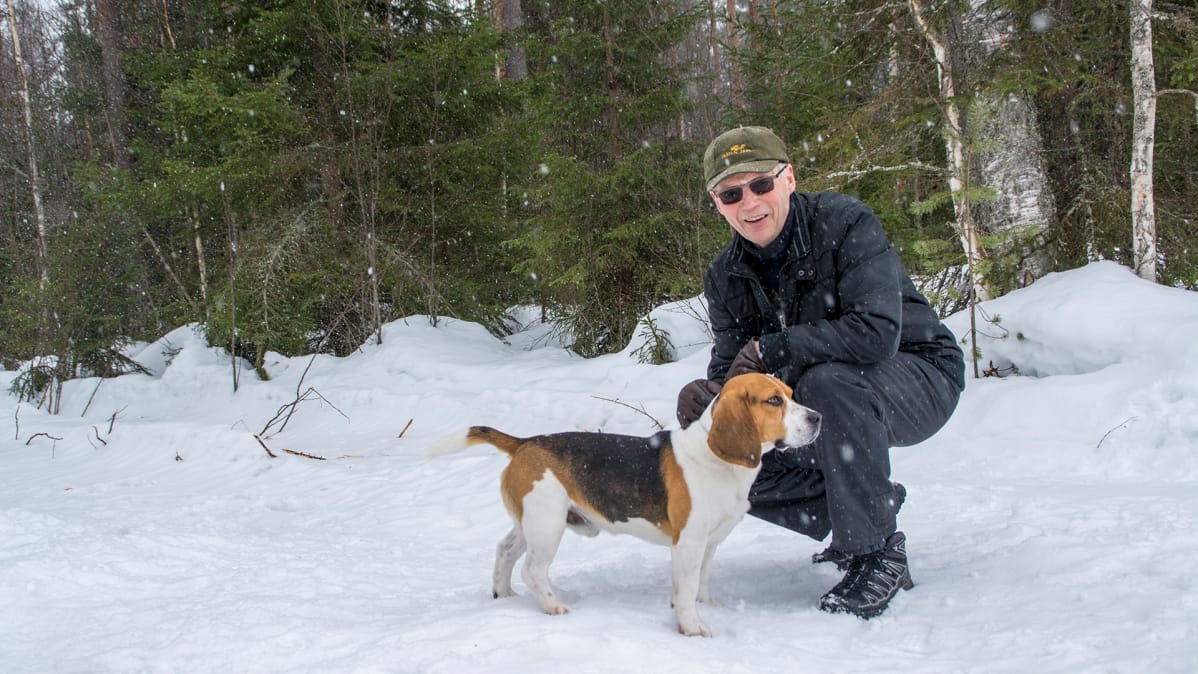 Ilmari Pulkkinen ja Bopi-beagle