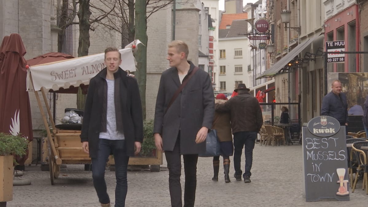Elviss Krastins ja Sauli Sinkkonen viihtyvät turistien suosimassa Antwerpenin vanhassa kaupungissa.