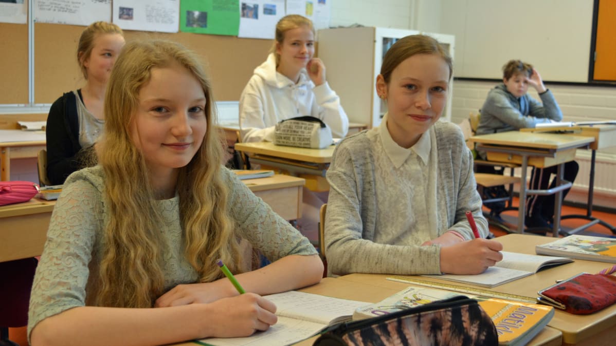 Peruskoulun oppilaita matematiikan tunnilla.