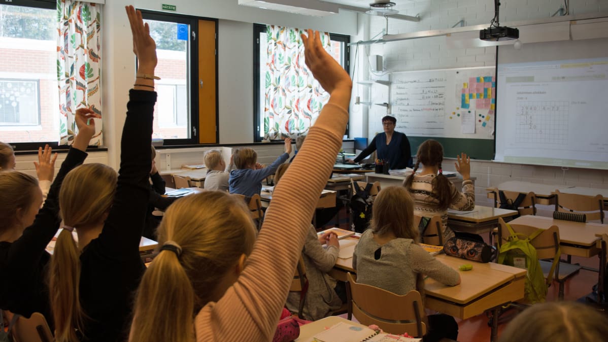 Oppilaat viittaavat matematiikan tunnilla.