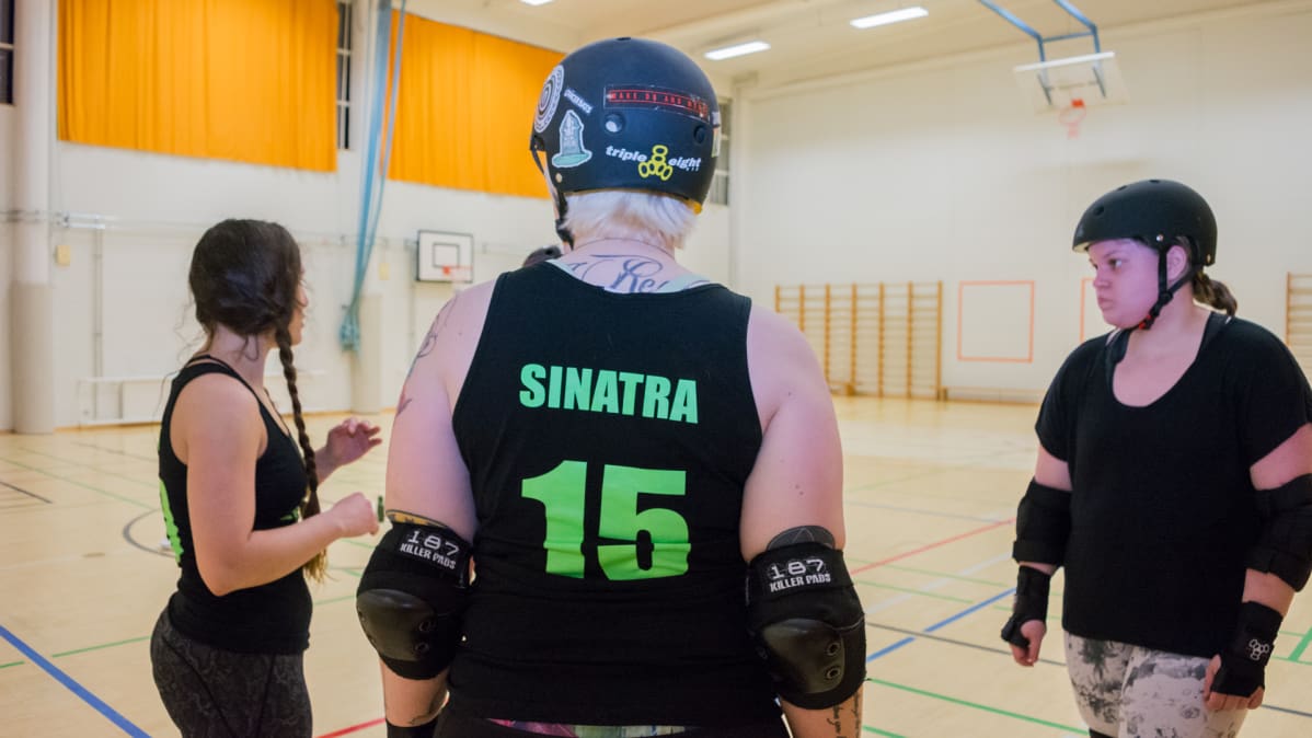 Kolme roller derpyn pelaajaa harjoittelevat.