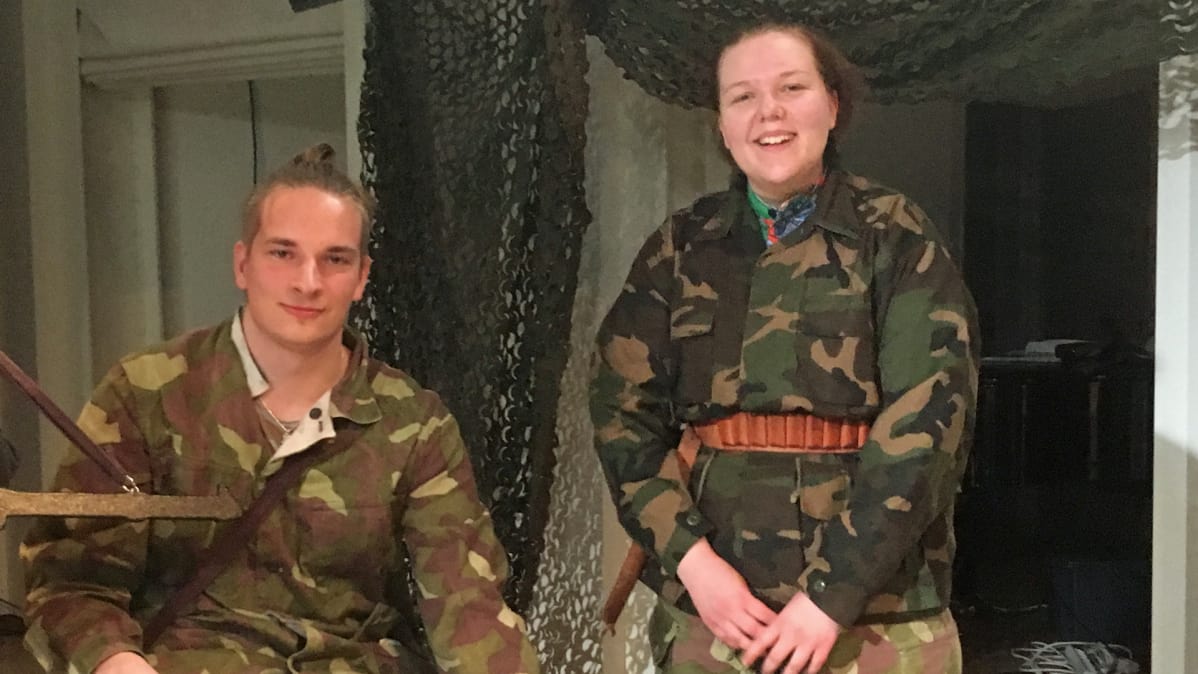 Anselmi Auramo ja Riikka Tynkkynen Savonlinnan Taidelukion Tuntemattomassa sotilaassa.