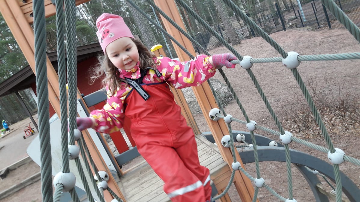 Selma halusi kiipeillä Lankilan päiväkodilla.