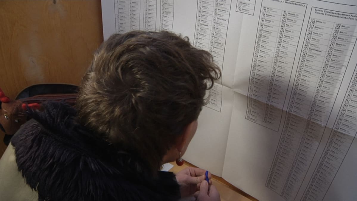 Nainen kunnallisvaalien äänestyskopissa