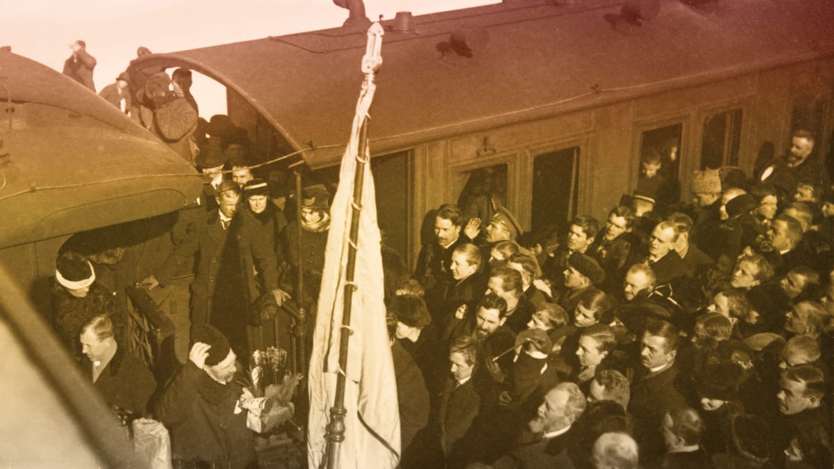 Asessori P. E. Svinhufvud on saapunut Siperian karkotusmatkaltaan Viipurin asemalle maaliskuun lopussa 1917. P. E. Svinhufvud veturin edessä kukat kädessä.