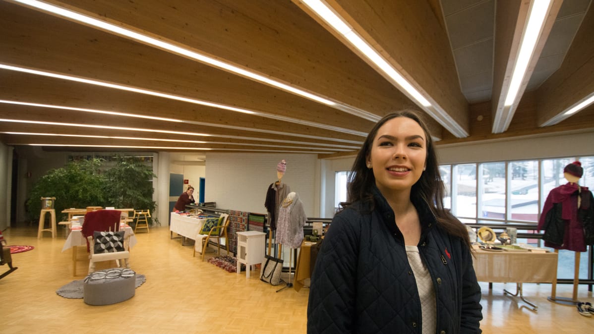 Nora Knapp vaalipäivänä äänestyspaikalla Lapinlahden kunnantalolla.