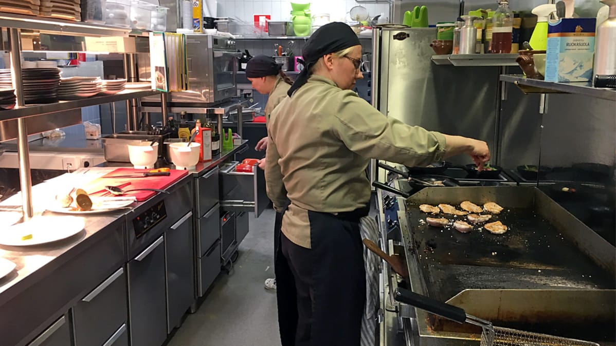 Ravintola Anguksen keittiössä kokkeja töissä.
